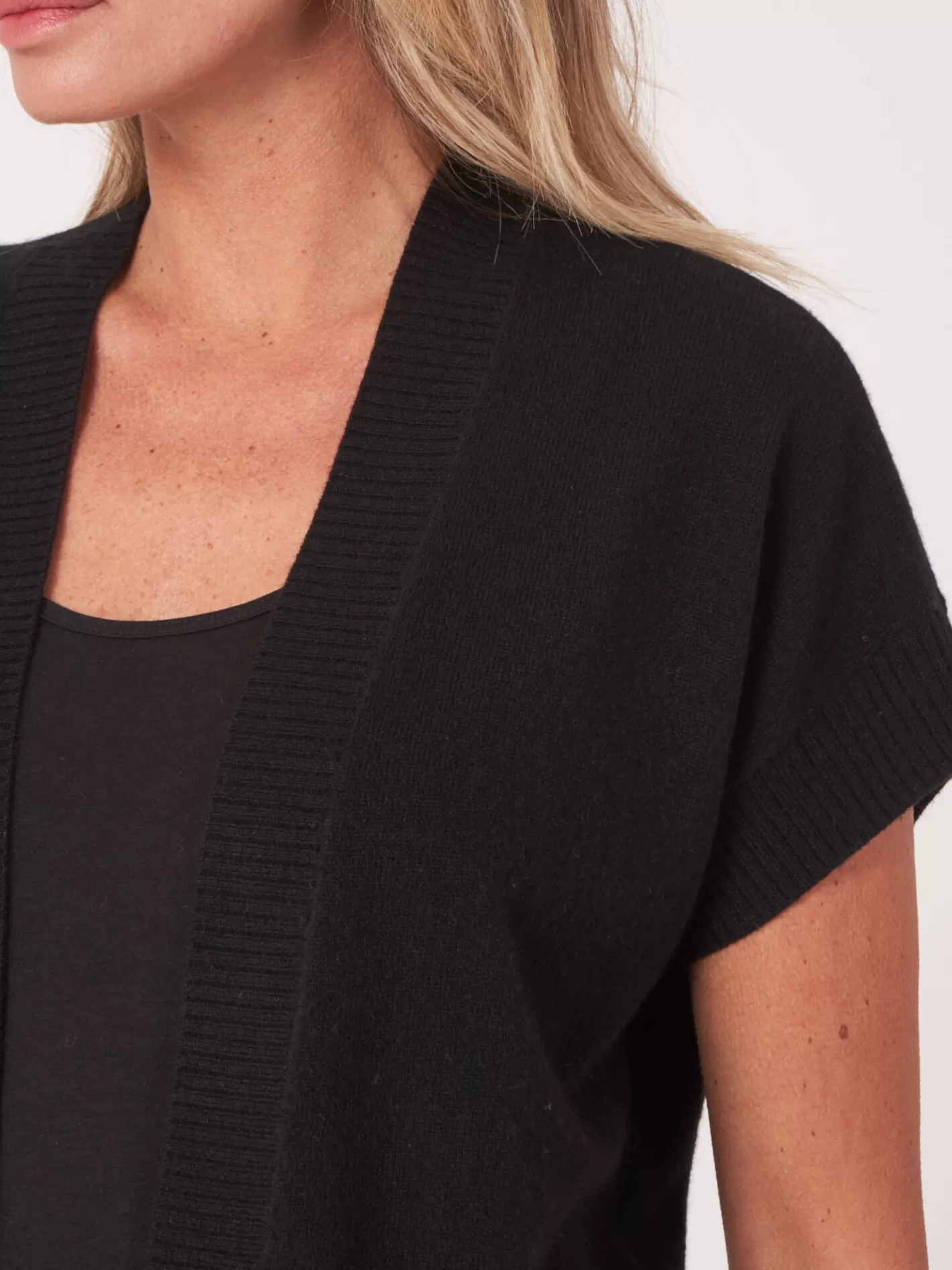 Organic Cashmere<REPEAT cashmere Cropped Boxy Open Front Cardigan With Ribbed V-Neckline At Back Black