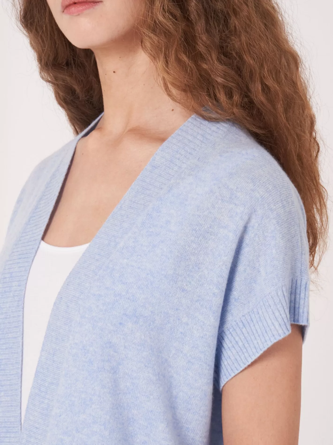 Organic Cashmere<REPEAT cashmere Cropped Boxy Open Front Cardigan With Ribbed V-Neckline At Back Sky